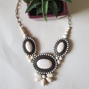 White/Cream Vintage Style Necklace